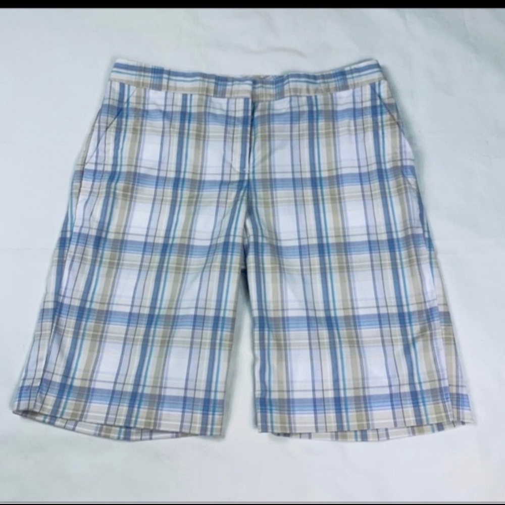 Women's size 6 PwrfotmX golf shorts. Like new.